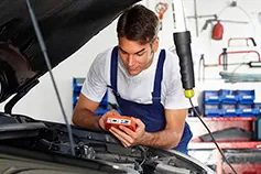 Auto Diésel Lema mecánico de coches trabajando